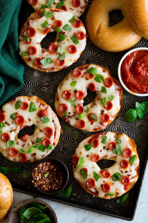 Bagel Pizza Recipe, Red Pizza Sauce, How To Make Bagels, Plain Bagel, Pizza Bagels, Bbq Pizza, Bagel Recipe, Deli Food, Easy Pizza