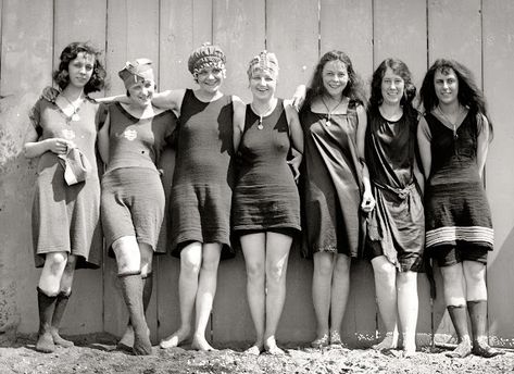 43 Interesting Vintage Snapshots of Women in Swimsuits From the 1920s43 Interesting Vintage Snapshots of Women in Swimsuits From the 1920s 1920s Swimsuit, Flapper Girls, 1920s Looks, American Photo, Flapper Girl, 1920s Flapper, Photo Poster, Printable Vintage, Roaring Twenties