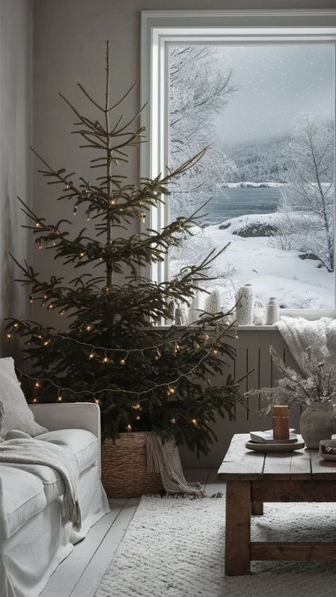 Minimalist Cabin Living Room, Christmas Tree Ideas Alternative, Christmas Aesthetic Scandinavian, Christmas Tree Decor Ideas Minimalist, Nordic Style Christmas Tree, Christmas Tree Minimalist Decor, Scandinavian Christmas Living Room, Scandinavian Christmas Tree Decorations, Scandinavian Xmas Decorations