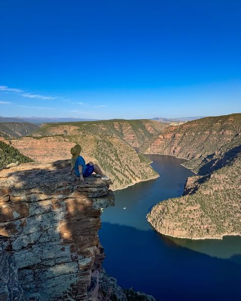 Red Canyon Overlook presents the most jaw dropping view of Flaming Gorge Reservoir! With this Birds Eye view you are 1,700 feet above the reservoir. The striking red cliffs dive deep into the blues and greens of the water. We enjoyed it at Sunrise and Sunset! What time of day would you want to visit? It was such a fun filled weekend with people I love. Exploring north east Utah is always an adventure ♥️💙💚 What did you do this weekend? 📍Red Canyon Overlook, Flaming Gorge, Utah 🇺🇸 Follo... Flaming Gorge Utah, Flaming Gorge, Red Canyon, Sunrise And Sunset, Utah Travel, Blues And Greens, Time Of Day, The Blues, Birds Eye View