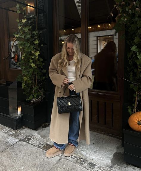 Beige Mantel Outfit, Museum Outfit Winter, Beige Coat Outfit, How To Style Uggs, Mantel Outfit, Museum Outfit, Chic Outfits Classy, Outfit Work, Cozy Fall Outfits