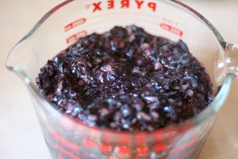 What is freezer jam? Well, it’s similar to cooked jam, except that instead of being cooked and processed to a shelf-stable state, freezer jam is raw and is simply stored in the freezer. It’s super-duper easy, and I think that the resulting product is something like 1000 times tastier than the canned counterpart. The fruit … Blueberry Freezer Jam, Canning Jam Recipes, Blueberry Jelly, Blueberry Jam Recipe, Freezer Jam Recipes, Grape Jam, Jam Recipes Homemade, Grape Recipes, Freezer Jam