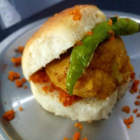 Wada Pav Recipe, Vada Pao, Vada Pav Snap, Vada Pav Photography, Mumbai Vada Pav Photography, Deep Fried Potatoes, Vegetarian Fast Food, Potato Dumplings, Chilli Pepper