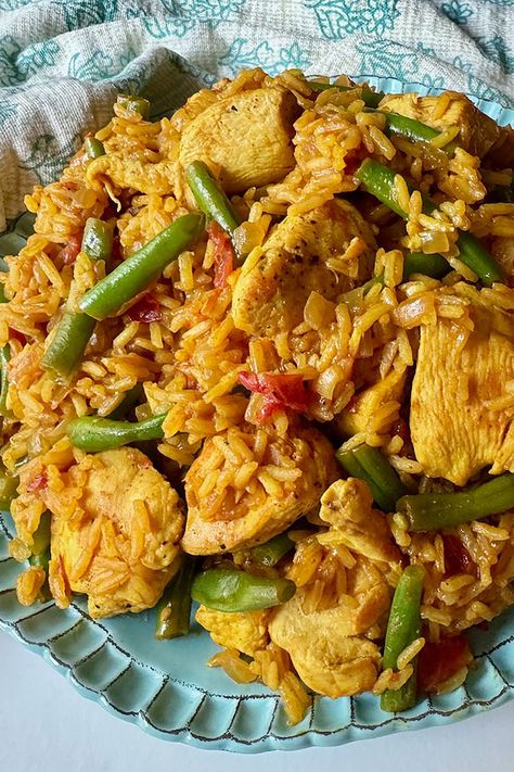 One Pot Turmeric Chicken and Rice Chicken Breast Green Beans, Green Beans Tomatoes, Turmeric Chicken, Chicken And Rice Dishes, 5 Ingredient Dinners, Tossed Salad, Chicken Main Dishes, Chicken And Rice, Cook Chicken Breast