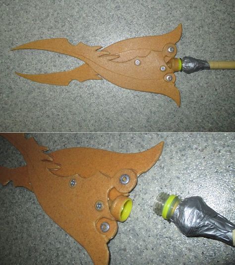 Easy way to make a detachable prop. Cosplay Props Diy, Costume Carnaval, Diy Props, Diy Kostüm, Costume Tutorial, Cosplay Armor, Prop Making, Larp Costume, Steampunk Cosplay