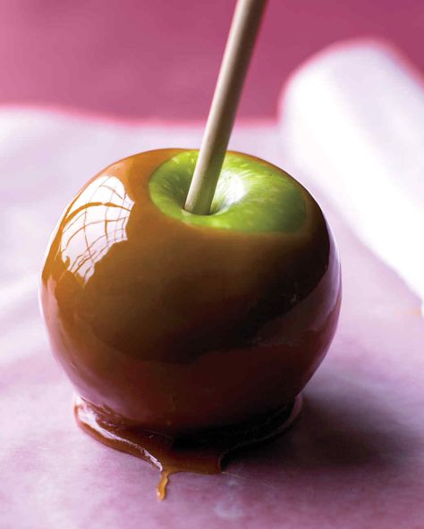 Take your pick: Crisp, tart, juicy, sweet, crunchy. Apples are in season and perfect in these glazed desserts. Jolly Ranchers Candy Apples, Jolly Ranchers Candy, Candy Apple Recipe, Caramel Apples Recipe, Caramel Apples Easy, Classy Halloween, Orange Candy, Jolly Rancher, Fall Treats