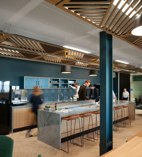 AT Kearney Offices - London | Office Snapshots Office Cafeteria, Cafeteria Design, Office Canteen, Office Break Room, Office Pantry, Commercial And Office Architecture, Corporate Office Design, London Office, Corporate Interiors