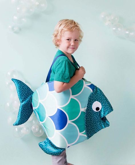 Handmade Halloween: A DIY Fish Costume That Won't Flop | Spoonflower Blog Toddler Fish Costume, Fish Costume Diy, Fish Costume Kids, Diy Fish Costume, Sea Creature Costume, Diy Fantasia, Fish Costume, Diy Costumes Kids, Diy Halloween Costume