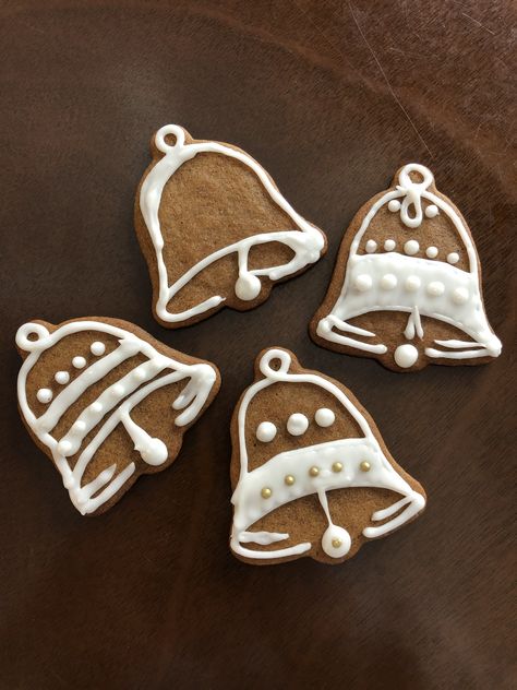 Gingerbread Cookies Colorful, Decorating Gingerbread Cookies Ideas, Christmas Cookie Bell, Gingerbread Designs Ideas, Bell Sugar Cookies Decorated, Christmas Bells Cookies, Ginger Bread Cookies Decoration, Christmas Bell Cookies Decorated, Gingerbread Ideas Decoration