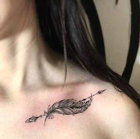 19 Tatuaje de Pluma y Flecha en clavicula negro A Feather Tattoo, Feather Tattoo Black, Quill Tattoo, Meaning Of Arrow Tattoo, Sagittarius Tattoo Designs, Arrow Tattoos For Women, Tattoo Diy, Tato Henna, Unalome Tattoo