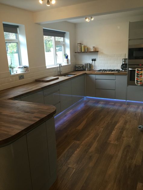 Grey gloss handless kitchen with oak worktop industrial chic Dark Oak Kitchen Worktops, Dark Wood Worktop Kitchen, Grey Kitchen Wood Worktop, Handless Kitchen Cabinets, Wood Worktop Kitchen, Upcycle Kitchen, Grey Gloss Kitchen, Kitchen Color Combos, Kitchen Oak