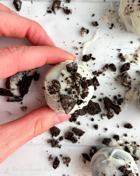 COOKIES & CREAM PROTEIN BALLS (DAIRY FREE) - Nutritionist Mom Protein Oreo Balls, Herbalife Protein Donut Recipe, Dairy Free Protein Balls, Oreo Protein Balls, Vanilla Protein Balls, Protein Breakfast Cookies, Protein Donuts Recipe, Dairy Free White Chocolate, Sugar Free White Chocolate