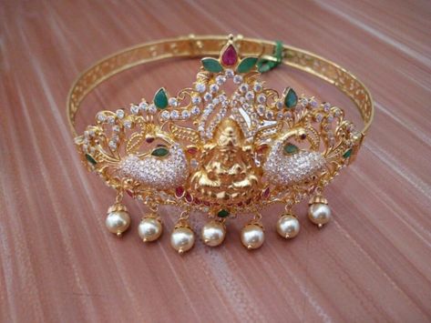 Aravanki Gold Designs, Vanki Designs Jewellery, Temple Jewellery Earrings, New Gold Jewellery Designs, Online Gold Jewellery, Gold Necklace Indian Bridal Jewelry, Pearl Necklace Designs, Jewelry Set Design, Arm Jewelry