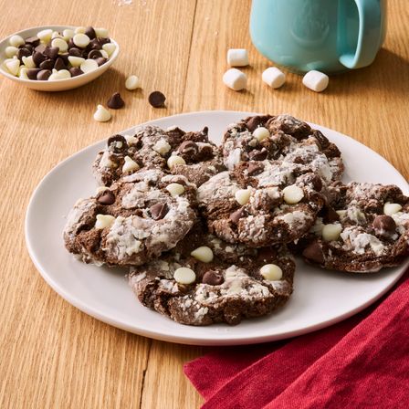 Hot Cocoa Crinkle Cookies | NESTLÉ® TOLL HOUSE® Blondie Cake, Caramel Pecan Cheesecake, Dark Chocolate Chip Cookies, Crinkle Cookies Recipe, Hot Cocoa Cookies, Best Baking, Almond Butter Cookies, Toll House, Baking Cocoa