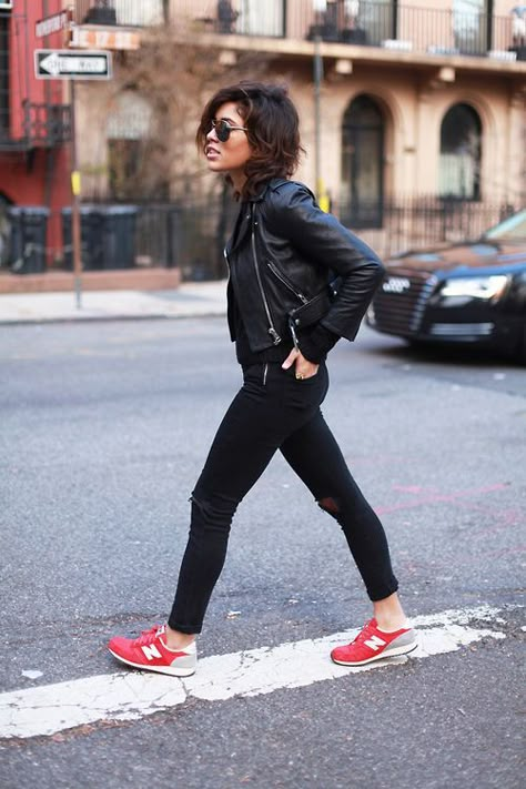 Pop of red. New Balance Outfit, Sneakers Street Style, Bohol, Mode Casual, Cooler Look, Looks Black, Wearing Red, Black Leather Jacket, Looks Style