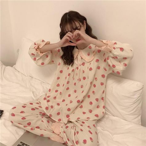 Kawaii Strawberry Printed Loose Pajama – Kawaiifashion Piyama Korea, Classy Loungewear, Sleeping Clothes, Retro Style Women, Korean Pajamas, Dynasty Outfits, Night Suit For Women, Kawaii Strawberry, Cute Pjs