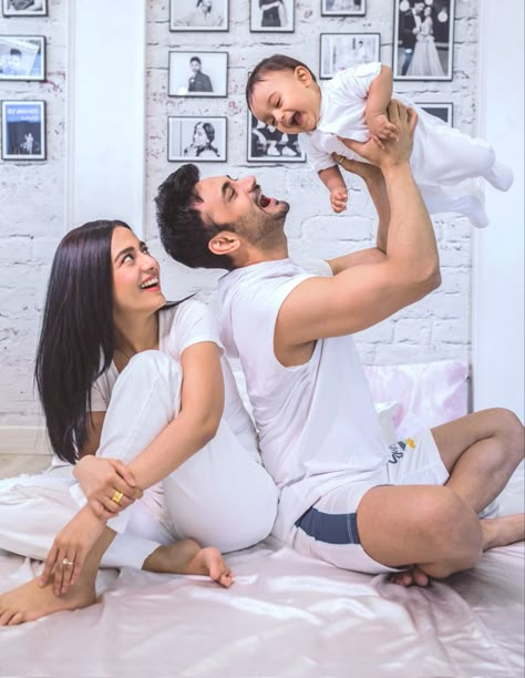 Newborn Baby Shoot With Parents, Baby Photoshoot Ideas With Parents, Baby Parents Photoshoot, Baby Shoot With Parents, Baby Photoshoot With Parents, 10 Months Baby Photography, Baby Bump Photoshoot, Baby Photography Poses, Mother Baby Photography