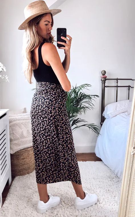 Midi Wrap Skirt Outfit Summer, Midi Floral Skirt Outfit, Midi Wrap Skirt Outfit, Wrap Skirt Outfit Summer, Savannah Outfits, Ladies Summer Outfits, Wrap Skirt Outfit, Venice Trip, Floral Skirt Outfits