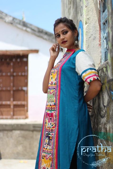 Gamthi Kurti Designs, Garba Kurti, Kalidaar Kurta, Print Fabric Design, Gamthi Work, Navratri Outfits, Navratri Lehenga, Silk Thread Bangles Design, Pretty Dresses Casual