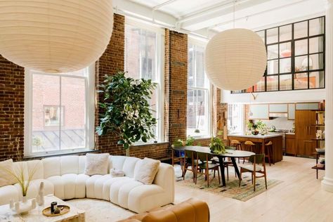 The best loft-style homes for design and architecture inspiration - Vogue Australia London Loft Apartment, New York Loft Style, New Yorker Loft, Loft Dining Room, Loft Style Homes, Artist's Loft, New York Loft, Loft Decor, Vogue Living