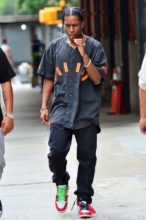 Outfits With Jordan 1s, Asap Rocky Outfits, Jordan 1 Outfit Men, Look Hip Hop, Jordan 1 Off White, Looks Hip Hop, Jordan 1 Outfit, New York Fits, Guy Fits