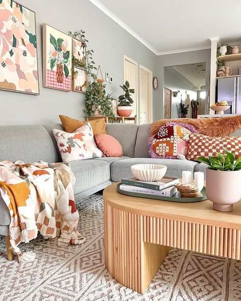 Retro Apartment Decor, College Apartment Decor, Colourful Living Room, Maximalist Decor, Apartment Inspiration, Living Room Inspo, Living Room Style, Cozy Room, Home Room Design