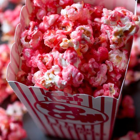 Strawberries & Cream Popcorn Flavored Popcorn Recipes, Popcorn Popping, Popcorn Treats, Best Popcorn, Popcorn Snacks, Candy Popcorn, Flavored Popcorn, Gourmet Popcorn, Popcorn Recipes