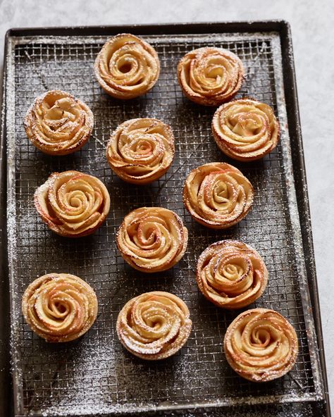 Apple Rose Pastry, Mini Apple Tarts, Apple Rose Pie, Mini Patisserie, Mini Tartlets, Apple Rose Tart, Mini Tart Recipes, Apple Tart Recipe, Tartlets Recipe