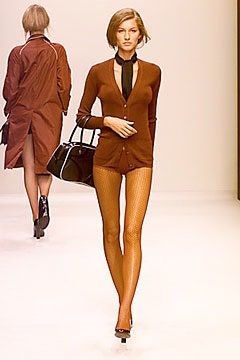 Prada Spring 2000 Ready-to-Wear collection, runway looks, beauty, models, and reviews. Prada 2000s, Prada 2000, 2000s Runway, 2010s Fashion, Prada Spring, Milan Fashion Weeks, Fashion Show Collection, Winter Outfits Women, 2000s Fashion