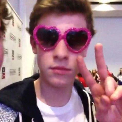 When 17 year old boys rock pink heart glasses better than you ever did at age 6 :') Shawn Mendes Merch, Shawn Mendes Tour, Shawn Mendes Funny, Playlist Covers Photos, Shawn Mendes Memes, Shawn Mendes Imagines, Shawn Mendes Wallpaper, Heart Glasses, Magcon Boys