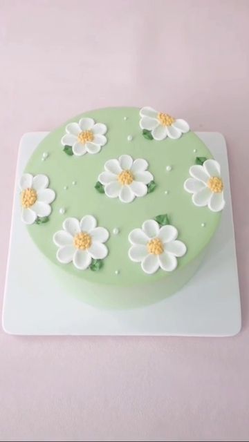 2023 Cake, Video Cake, Cake Design Tutorial, Flower Cake Design, Cake Designs For Girl, Cake Decorating Flowers, Cakes Decor, Small Birthday Cakes, Daisy Cakes