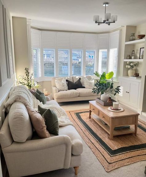 Long Narrow Living Room, Bay Window Living Room, Cozy Living Room Design, Narrow Living Room, Beige Living Rooms, Cosy Living Room, Neutral Living Room, Style Deco, Living Room Inspo