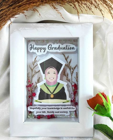 Cocok untuk hadiah wisuda, simpel dan juga bagus Kado Wedding, Graduation Photo Frame, Pop Up Frame, Frame 3d, Desain Quilling, Diy Photo Frames, Mini Gift, Diy Watercolor Painting, Happy Graduation