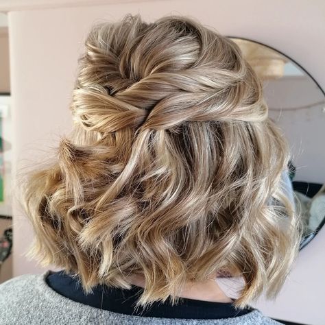 Twisted Wavy Half Updo Half Up Half Down Wedding Hair For Medium Length, Short Hair Half Updo For Wedding, Updos For Short To Medium Length Hair, Partial Hair Updos, Prom Hair Updo Short, Half Updo For Short Hair, Short Wavy Updo, Short Hair Partial Updo, Short Hair For Wedding Mothers