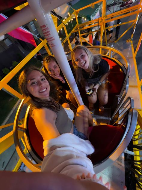 Amusement Park With Friends Aesthetic, Best Friend Carnival Pictures, Fair Selfies, Theme Park Pics With Friends, Carnival Friends Aesthetic, Theme Park Photoshoot, Fair Poses With Friends, Carnival Pics With Friends, Amusement Park Pictures