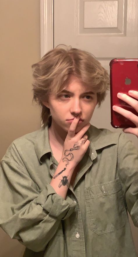 Short Hairstyles Gender Neutral, Blonde Tomboy Hair, Short Fluffy Hair Masculine, Masc Haircuts Ftm Straight Hair, Shaggy Masc Hair, Fem Boy Haircut, Adronymous Hair, Short Haircuts Gender Neutral, Transmale Haircut