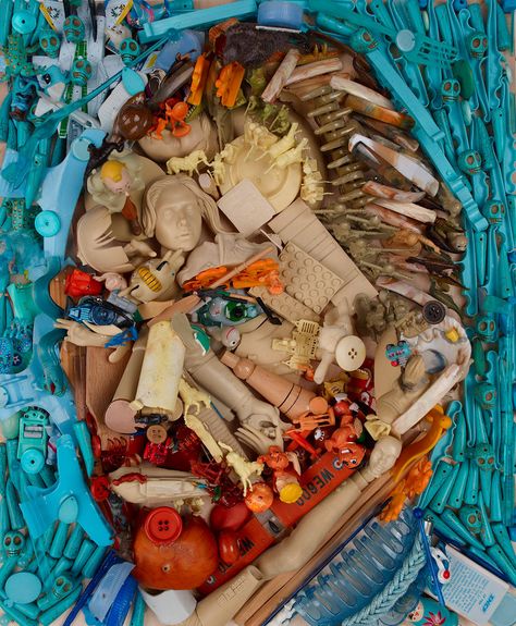 French artist Bernard Pras uses discarded objects to create these mind-blowing art installations that can only be seen from the right angle. "In order to create the anamorphic effect, the artist carefully plans the whole installation and places seemingly random objects, selecting them by color and size so that they would resemble a famous portrait or image from a single perspective. Pras uses plastic waste, old pills, boxes, bags, packs, dolls, toys, musical instruments, household objec... Waste Art, Recycled Art Projects, Trash Art, Arte Van Gogh, Sustainable Art, Artistic Installation, Plastic Art, Toy Art, Recycled Art