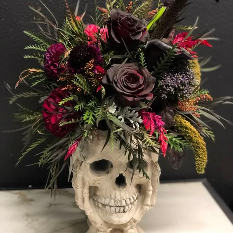 These arrangements are bewitchingly beautiful. Diy Halloween Floral Arrangement, Black Halloween Flower Arrangements, Black Flower Arrangements Floral Design, Flower Arrangements Halloween, Halloween Skull Flower Arrangement, Halloween Fresh Flower Arrangements, Skeleton Floral Arrangements, Diy Halloween Flower Arrangements, Skull Flower Arrangements