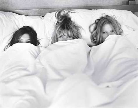 The bridesmaids before they get ready. | 42 Impossibly Fun Wedding Photo Ideas You'll Want To Steal Daria Werbowy, Lara Stone, Bruce Weber, Parents Wedding, Romantic Picnics, W Magazine, Romantic Photos, Photo Couple, Photo Op