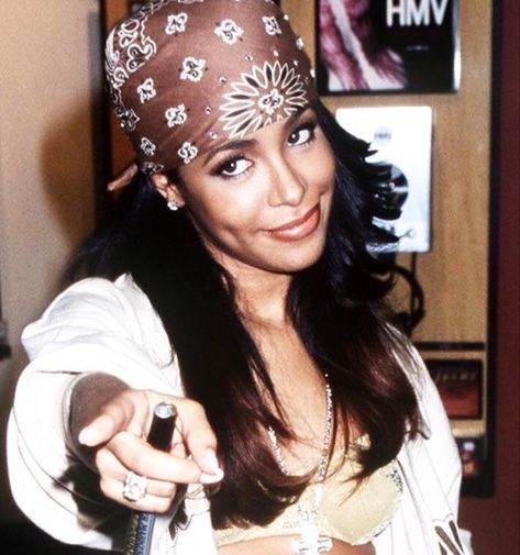 Rnb Singers, Aaliyah Profile Pic, Aaliyah Aesthetic Pfp, Aaliyah 2000's, Celebrity Pfp Aesthetic, Aaliyah Icons, Aaliyah Pfp, 90s Pfp, Aaliyah Costume