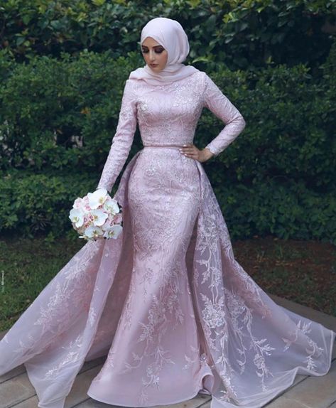 4,319 mentions J’aime, 12 commentaires - Muslimah Apparel Things ™️ (@muslimahapparelthings) sur Instagram : "So beautiful 💕❤️" Islamic Wedding Dress, Muslim Prom Dress, Hijabi Gowns, Hijab Dress Party, Muslimah Wedding Dress, Muslimah Wedding, Bridal Hijab, Hijab Wedding Dresses, Muslim Wedding Dresses