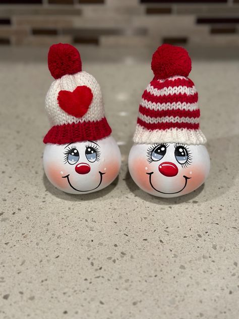 Mini Gourd Christmas Ornaments, Mini Gourds Decorating Ideas, Painting Gourds, Red And White Crochet, Christmas Gourds, Snowman Gourds, Gourd Ornaments, Gourd Crafts, Gourds Crafts