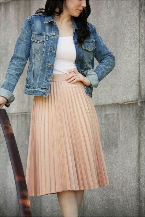 Pink Fall Skirt, Peach Skirt Outfit, Pleated Midi Skirt Outfit, Ankara Skirt Styles, Petite Midi Skirt, Peach Skirt, Pleated Skirt Outfit, Color Combos Outfit, Minimalist Fashion Women