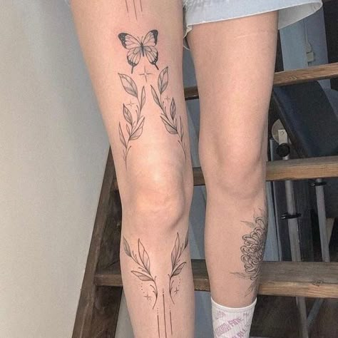 leg tattoos Rose Tattoo Hand, Miniature Tattoos, Vine Tattoos, Leg Tattoos Women, Thigh Tattoos Women, Knee Tattoo, Dream Tattoos, Dope Tattoos, Simplistic Tattoos