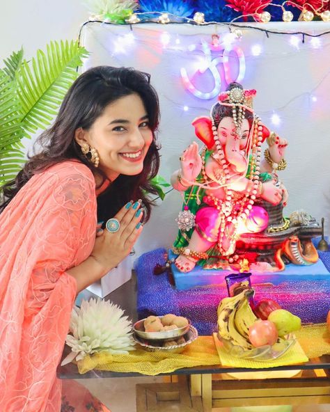 77.4k Likes, 343 Comments - Michu 🍍(Somya Gupta) (@thesassthing_) on Instagram: “Ganpati Bappa Morya!❤️ May Ganpatiji help us all to overcome this pandemic & bless us with a…” Michu Somya Gupta, Somya Gupta, Ganpati Bappa Wallpapers, Ganpati Bappa Photo, Ganpati Bappa Morya, Bengali Bridal Makeup, Bappa Morya, Ganpati Decoration Design, Healthy Happy Life