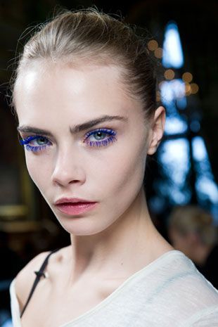 Cara Delevigne Blue Lashes at Stella McCartney Fall 2012. Makeup by Pat McGrath. Makeup Runway, Make Up Color, Summer Makeup Trends, Colored Mascara, Blue Mascara, Beauty Crush, Smink Inspiration, Runway Makeup, Makeup Mascara