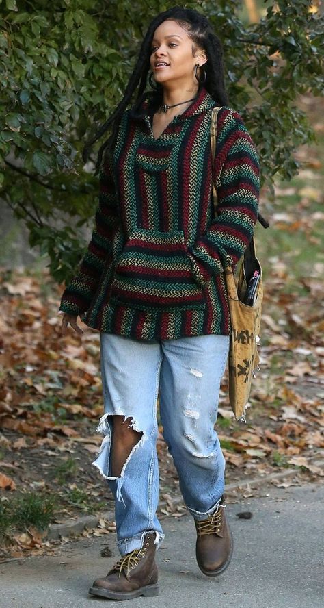 I love rih Rasta Hoodie, Style A Hoodie, Selena Gomez Taylor Swift, Rasta Clothes, Rihanna Street Style, Looks Rihanna, Kardashian Kylie Jenner, Fit Aesthetic, Rihanna Outfits