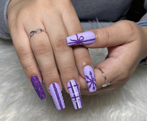 Purple Winter Aesthetic, Purple Winter Nails, Art Nails Design, Holiday Nails Winter, Purple Acrylic Nails, December Nails, Fingernail Designs, Aesthetic Nails, Girly Acrylic Nails