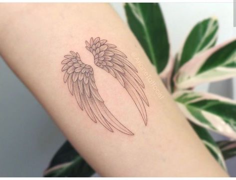 Angel Wing Wrist Tattoo, Baby Memorial Tattoos, Angel Wing Tattoo, Rip Tattoos For Mom, Stammestattoo Designs, Alas Tattoo, Belly Tattoos, Angel Wings Tattoo, Wing Tattoo