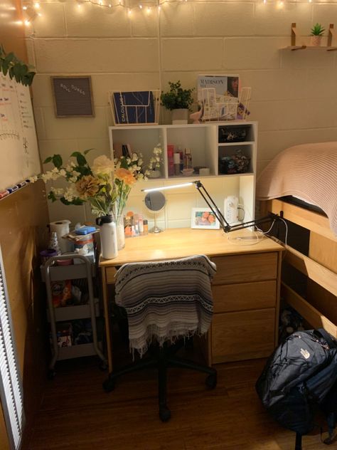 Aesthetic College Dorm Room Ideas, Dorm Desk Inspiration, Jmu Dorm Room, Minimalistic Dorm Room Ideas, Aesthetic Dorm Desk, University Aesthetic Dorm, Dorm Room Aesthetic Minimalist, Dorm Desk Aesthetic, Desk Ideas Dorm